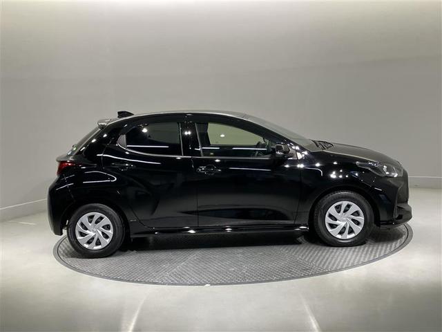 ヤリス ハイブリッドＧ　ＬＥＤライト　フルセグＴＶ　サイドエアバッグ　スマートキ　Ｂモニター　ＥＴＣ車載器　横滑り防止装置　クルコン　パワステ　メモリーナビゲーション　キーフリー　オートエアコン　ナビ＆ＴＶ　ＤＶＤ　ＡＢＳ（3枚目）