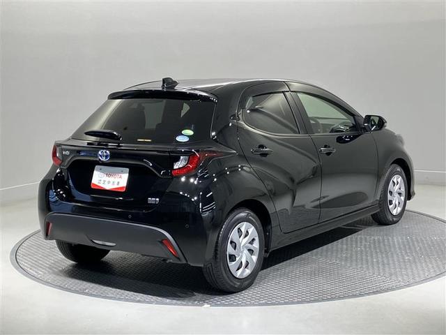 ヤリス ハイブリッドＧ　ＬＥＤライト　フルセグＴＶ　サイドエアバッグ　スマートキ　Ｂモニター　ＥＴＣ車載器　横滑り防止装置　クルコン　パワステ　メモリーナビゲーション　キーフリー　オートエアコン　ナビ＆ＴＶ　ＤＶＤ　ＡＢＳ（4枚目）