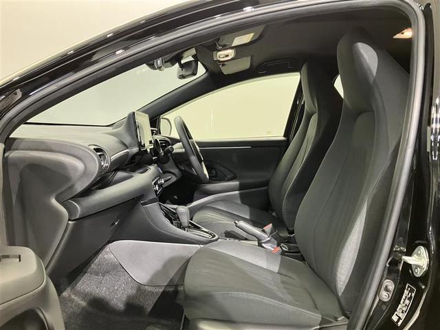 ヤリス ハイブリッドＧ　ＬＥＤライト　フルセグＴＶ　サイドエアバッグ　スマートキ　Ｂモニター　ＥＴＣ車載器　横滑り防止装置　クルコン　パワステ　メモリーナビゲーション　キーフリー　オートエアコン　ナビ＆ＴＶ　ＤＶＤ　ＡＢＳ（6枚目）