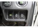 両側電動スライドドア装備で画像のスイッチにより運転席からもドアの開閉が可能です。左側のスイッチはオートマッチクハイビームのスイッチです。明るさを判定し、自動的にハイビームとロービームを切り替えます。