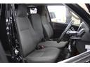 画像は運転席です。センターコンソールを上げると、背もたれになり、3人乗ることが可能です。