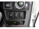 両側電動スライドドア装備で画像のスイッチにより運転席からもドアの開閉が可能です。左側のスイッチはオートマッチクハイビームのスイッチです。明るさを判定し、自動的にハイビームとロービームを切り替えます。