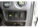 両側電動スライドドア装備で画像のスイッチにより運転席からもドアの開閉が可能です。左側のスイッチはオートマッチクハイビームのスイッチです。明るさを判定し、自動的にハイビームとロービームを切り替えます。