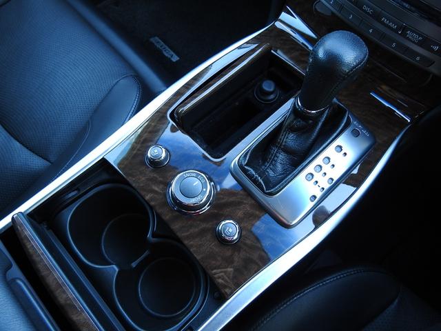 フーガ ２５０ＶＩＰ　メーカーＨＤＤナビ　フルセグ　アラウンドビューモニター　レザーシート　ＬＥＤヘッド　リヤサンシェード　リヤ読書灯　後期モデル　クルーズコントロール　ＥＴＣ（24枚目）