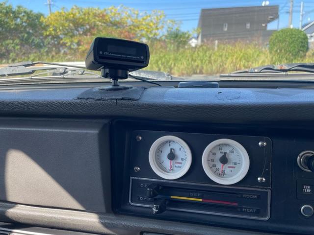 サニートラック ロングDX ローダウン ソレックス タコ足 エアロ オーバーフェンダー公認 クーラー NOX PM適合車 社外マフラー タコメーター MOMOステアリング 社外アルミ ETC 社外ボンネット(25枚目)