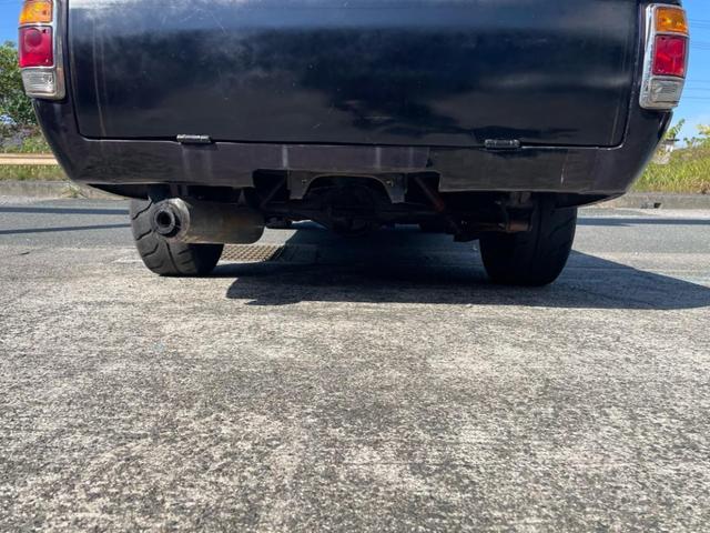 サニートラック ロングDX ローダウン ソレックス タコ足 エアロ オーバーフェンダー公認 クーラー NOX PM適合車 社外マフラー タコメーター MOMOステアリング 社外アルミ ETC 社外ボンネット(33枚目)