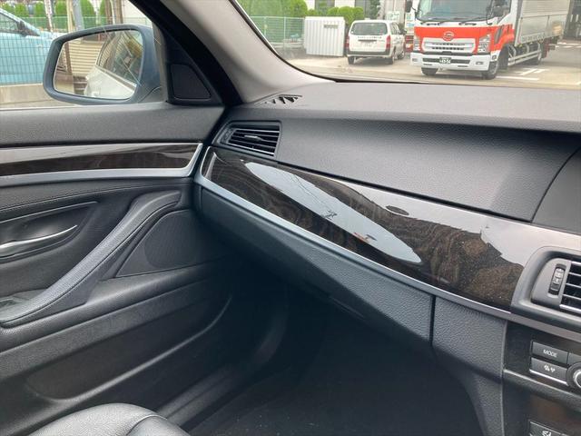 ５シリーズ ５２３ｉ　グー故障診断実施済み／車両状態評価書／ディーラー車／右ハンドル／ＭＴモード付／ナビ／バックカメラ／スマートキー／アダプティブヘッドライト／フォグ／クルーズコントロール／純正アルミホイール（28枚目）