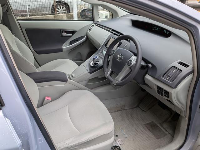 プリウス Ｓ　アイドリングストップ搭載　横スベリ防止　インテリキー　衝突安全ボディ　ＡＢＳ　デュアルエアバック　エアＢ　イモビライザー　パワーステアリング　サイドエアバッグ　パワーウィンドウ　リモコンキー（15枚目）