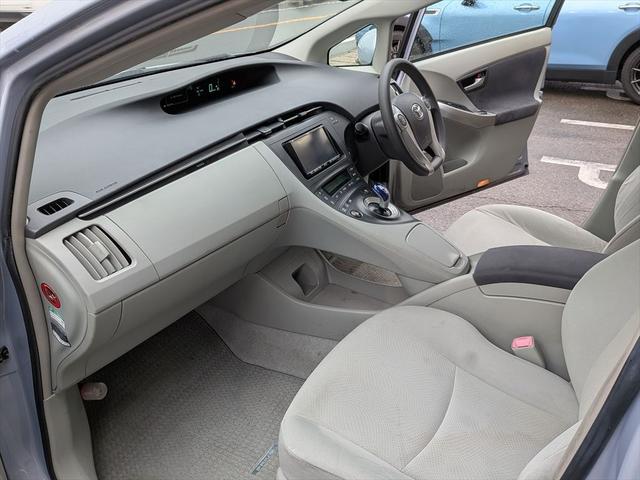 プリウス Ｓ　アイドリングストップ搭載　横スベリ防止　インテリキー　衝突安全ボディ　ＡＢＳ　デュアルエアバック　エアＢ　イモビライザー　パワーステアリング　サイドエアバッグ　パワーウィンドウ　リモコンキー（19枚目）