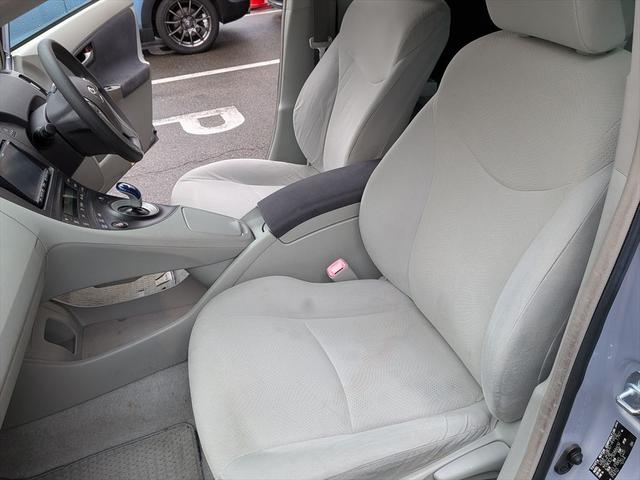 プリウス Ｓ　アイドリングストップ搭載　横スベリ防止　インテリキー　衝突安全ボディ　ＡＢＳ　デュアルエアバック　エアＢ　イモビライザー　パワーステアリング　サイドエアバッグ　パワーウィンドウ　リモコンキー（20枚目）