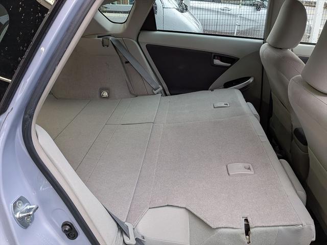 プリウス Ｓ　アイドリングストップ搭載　横スベリ防止　インテリキー　衝突安全ボディ　ＡＢＳ　デュアルエアバック　エアＢ　イモビライザー　パワーステアリング　サイドエアバッグ　パワーウィンドウ　リモコンキー（25枚目）