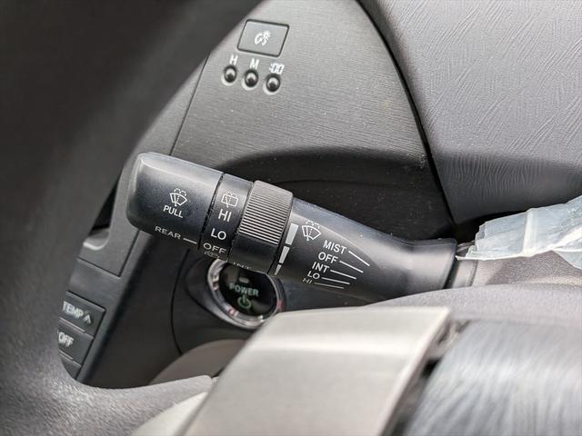 プリウス Ｓ　アイドリングストップ搭載　横スベリ防止　インテリキー　衝突安全ボディ　ＡＢＳ　デュアルエアバック　エアＢ　イモビライザー　パワーステアリング　サイドエアバッグ　パワーウィンドウ　リモコンキー（34枚目）