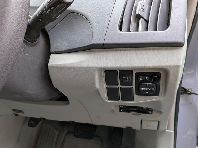 プリウス Ｓ　アイドリングストップ搭載　横スベリ防止　インテリキー　衝突安全ボディ　ＡＢＳ　デュアルエアバック　エアＢ　イモビライザー　パワーステアリング　サイドエアバッグ　パワーウィンドウ　リモコンキー（35枚目）