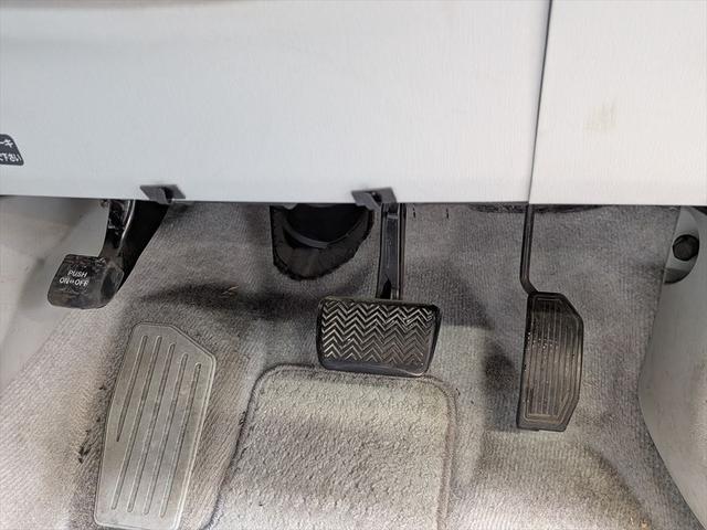 プリウス Ｓ　アイドリングストップ搭載　横スベリ防止　インテリキー　衝突安全ボディ　ＡＢＳ　デュアルエアバック　エアＢ　イモビライザー　パワーステアリング　サイドエアバッグ　パワーウィンドウ　リモコンキー（38枚目）