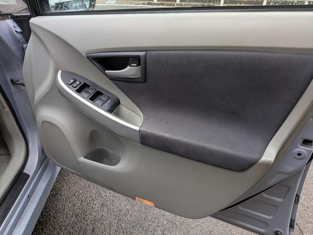 プリウス Ｓ　アイドリングストップ搭載　横スベリ防止　インテリキー　衝突安全ボディ　ＡＢＳ　デュアルエアバック　エアＢ　イモビライザー　パワーステアリング　サイドエアバッグ　パワーウィンドウ　リモコンキー（56枚目）