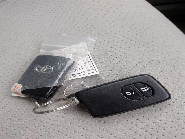 プリウス Ｓ　アイドリングストップ搭載　横スベリ防止　インテリキー　衝突安全ボディ　ＡＢＳ　デュアルエアバック　エアＢ　イモビライザー　パワーステアリング　サイドエアバッグ　パワーウィンドウ　リモコンキー（79枚目）