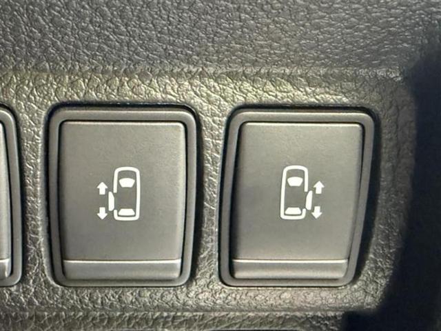 エルグランド ハイウェイスタープレミアムアーバンクロム　保証書／純正　ＳＤナビ／フリップダウンモニター／インテリジェントルームミラー／エマージェンシーブレーキ／両側電動スライドドア／シートヒーター／アラウンドビューモニター／シート　合皮　全周囲カメラ（18枚目）