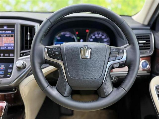 クラウンハイブリッド ハイブリッドロイヤルサルーン　純正　ＳＤナビ／衝突安全装置／シートヒーター／ドライブレコーダー　純正／ヘッドランプ　ＨＩＤ／Ｂｌｕｅｔｏｏｔｈ接続／ＥＴＣ／ＥＢＤ付ＡＢＳ／横滑り防止装置／アイドリングストップ　衝突被害軽減システム（16枚目）