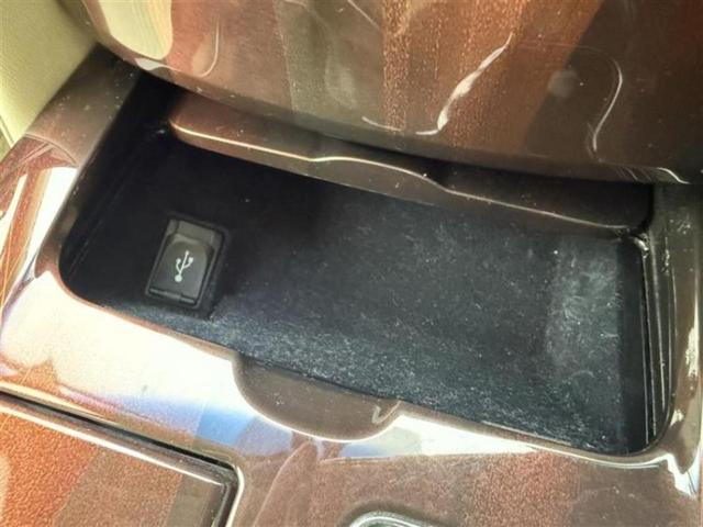 クラウンハイブリッド ハイブリッドロイヤルサルーン　純正　ＳＤナビ／衝突安全装置／シートヒーター／ドライブレコーダー　純正／ヘッドランプ　ＨＩＤ／Ｂｌｕｅｔｏｏｔｈ接続／ＥＴＣ／ＥＢＤ付ＡＢＳ／横滑り防止装置／アイドリングストップ　衝突被害軽減システム（31枚目）