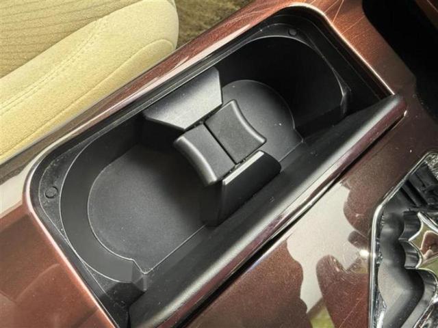 クラウンハイブリッド ハイブリッドロイヤルサルーン　純正　ＳＤナビ／衝突安全装置／シートヒーター／ドライブレコーダー　純正／ヘッドランプ　ＨＩＤ／Ｂｌｕｅｔｏｏｔｈ接続／ＥＴＣ／ＥＢＤ付ＡＢＳ／横滑り防止装置／アイドリングストップ　衝突被害軽減システム（32枚目）