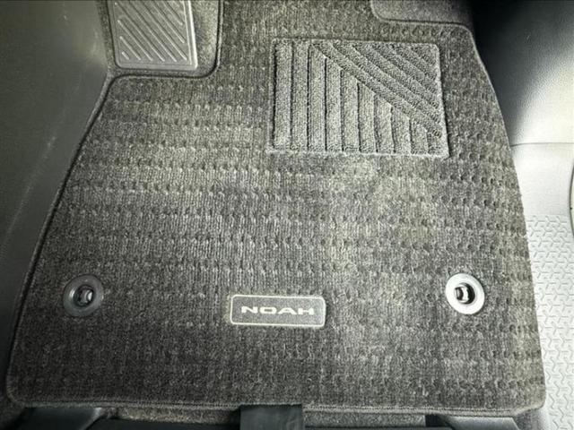 ノア ハイブリッドＳ－Ｚ　新品タイヤ／純正　１０．５インチ　ナビ／衝突安全装置／両側電動スライドドア／シートヒーター／車線逸脱防止支援システム／ヘッドランプ　ＬＥＤ／Ｂｌｕｅｔｏｏｔｈ接続／ＨＤＭＩ接続／ＥＴＣ２．０　禁煙車（24枚目）