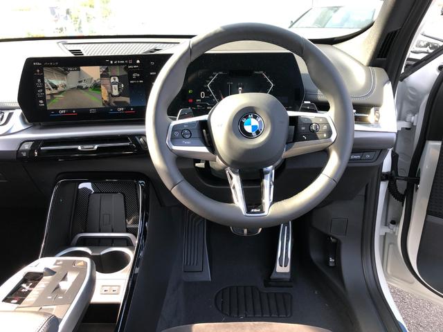 Ｘ１ ｘＤｒｉｖｅ　２０ｉ　Ｍスポーツ　当社試乗車ＵＰ・カーブドディスプレイ・ＡｐｐｌｅＣａｒＰｌａｙ・アンビエントライト・１８インチＡＷ・インテリアカメラ・ＨＵＤ・ハンズオフアシスト・シートヒーター・電動ゲート・全方位カメラ・ミラーＥＴＣ（28枚目）