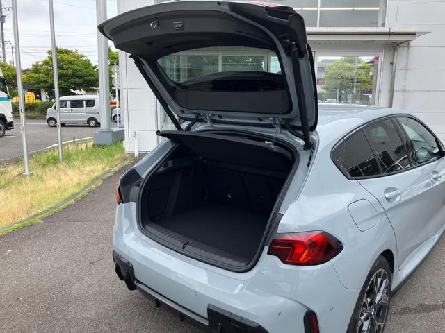 １シリーズ 　当社試乗車ＵＰ・テクノロジーＰＫＧ・カーブドディスプレイ・ＡｐｐｌｅＣａｒＰｌａｙ・アンドロイドオート・アンビエントライト・ＨＵＤ・ハンズオフアシスト・シートヒーター・全方位カメラ・ミラーＥＴＣ（23枚目）