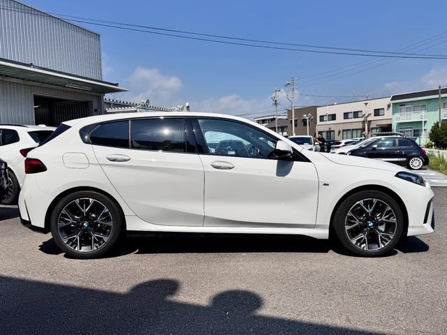 1シリーズ 120d Mスポーツ ハイラインパッケージ 当社デモカー・カーブドディスプレイ・ハーマンカードン・アンビエントライト・AppleCarPlay・アンドロイドオート・18インチAW・ルーフブラック・HUD・シートヒーター・黒革シート・ミラーETC(9枚目)