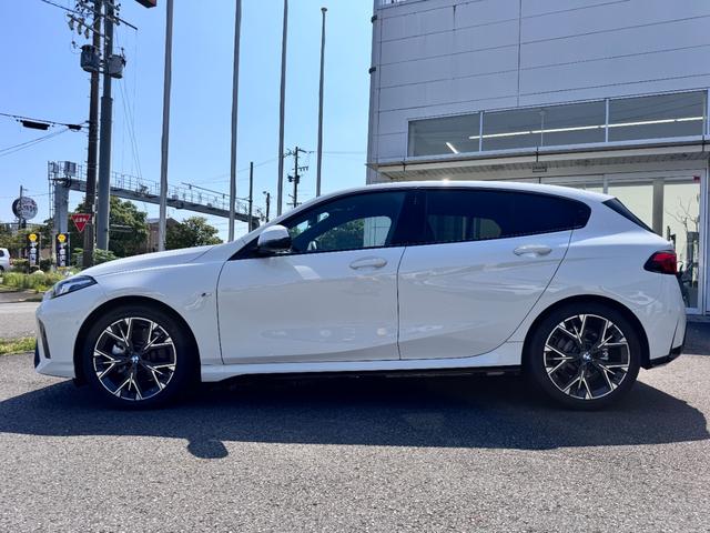 1シリーズ 120d Mスポーツ ハイラインパッケージ 当社デモカー・カーブドディスプレイ・ハーマンカードン・アンビエントライト・AppleCarPlay・アンドロイドオート・18インチAW・ルーフブラック・HUD・シートヒーター・黒革シート・ミラーETC(10枚目)