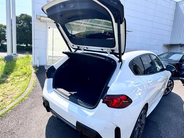 1シリーズ 120d Mスポーツ ハイラインパッケージ 当社デモカー・カーブドディスプレイ・ハーマンカードン・アンビエントライト・AppleCarPlay・アンドロイドオート・18インチAW・ルーフブラック・HUD・シートヒーター・黒革シート・ミラーETC(28枚目)
