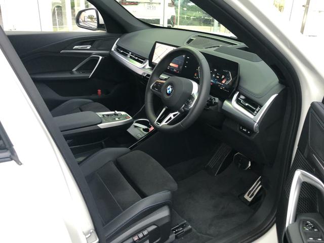 Ｘ１ ｘＤｒｉｖｅ　２０ｄ　Ｍスポーツ　試乗車・１９インチアルミ・ステアリングＨ　　ＡｐｐｌｅＣａｒＰｌａｙ・アンビエントライトａｎｄｒｏｉｄオート・全方位カメラ・シートヒーター・ＨＵＤ・インテリアカメラ・電動トランク・ミラーＥＴＣ（19枚目）