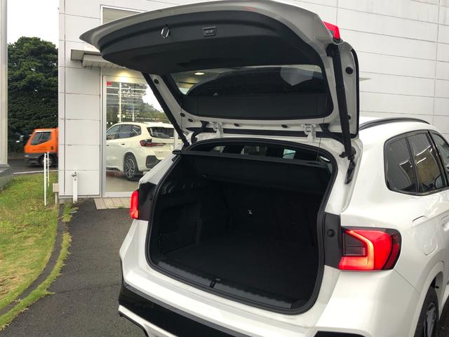 Ｘ１ ｘＤｒｉｖｅ　２０ｄ　Ｍスポーツ　試乗車・１９インチアルミ・ステアリングＨ　　ＡｐｐｌｅＣａｒＰｌａｙ・アンビエントライトａｎｄｒｏｉｄオート・全方位カメラ・シートヒーター・ＨＵＤ・インテリアカメラ・電動トランク・ミラーＥＴＣ（21枚目）