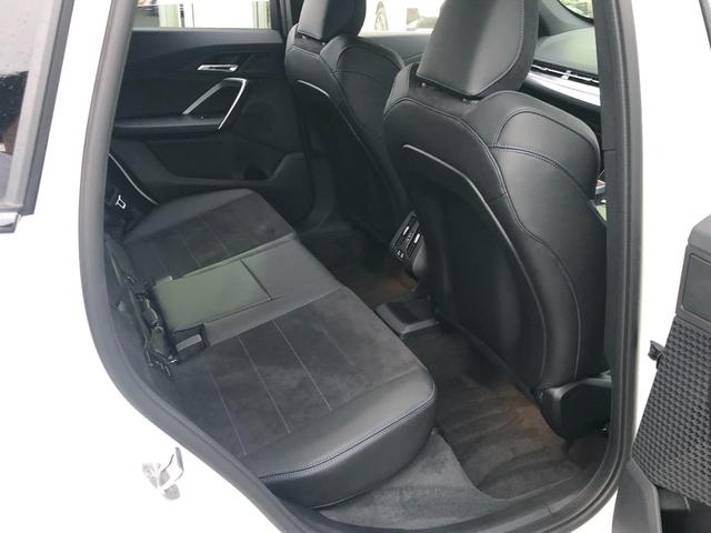 Ｘ１ ｘＤｒｉｖｅ　２０ｄ　Ｍスポーツ　試乗車・１９インチアルミ・ステアリングＨ　　ＡｐｐｌｅＣａｒＰｌａｙ・アンビエントライトａｎｄｒｏｉｄオート・全方位カメラ・シートヒーター・ＨＵＤ・インテリアカメラ・電動トランク・ミラーＥＴＣ（22枚目）