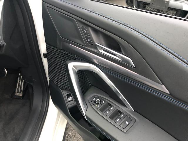 Ｘ１ ｘＤｒｉｖｅ　２０ｄ　Ｍスポーツ　試乗車・１９インチアルミ・ステアリングＨ　　ＡｐｐｌｅＣａｒＰｌａｙ・アンビエントライトａｎｄｒｏｉｄオート・全方位カメラ・シートヒーター・ＨＵＤ・インテリアカメラ・電動トランク・ミラーＥＴＣ（35枚目）