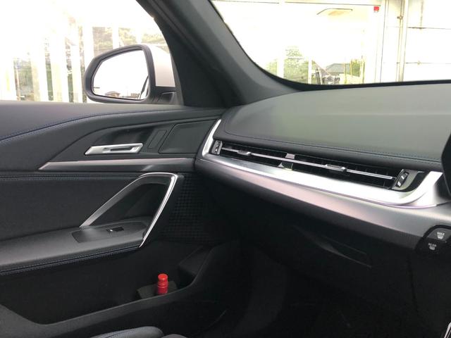 Ｘ１ ｘＤｒｉｖｅ　２０ｄ　Ｍスポーツ　試乗車・１９インチアルミ・ステアリングＨ　　ＡｐｐｌｅＣａｒＰｌａｙ・アンビエントライトａｎｄｒｏｉｄオート・全方位カメラ・シートヒーター・ＨＵＤ・インテリアカメラ・電動トランク・ミラーＥＴＣ（47枚目）