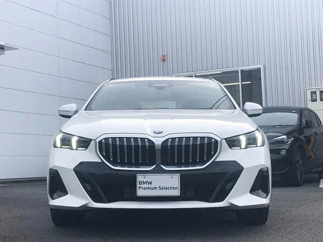 ５シリーズ ５２３ｄ　ｘＤｒｉｖｅツーリング　Ｍスポーツ　試乗車・２０インチＡＷ・コンフォートＤＰＫＧ　　ＡｐｐｌｅＣａｒＰｌａｙ・アンビエントライト・全方位カメラ・ヘッドＵＰディスプレイ・Ａサスペンション・純正ＴＶ・電動トランク・電動シート・ミラーＥＴＣ（7枚目）