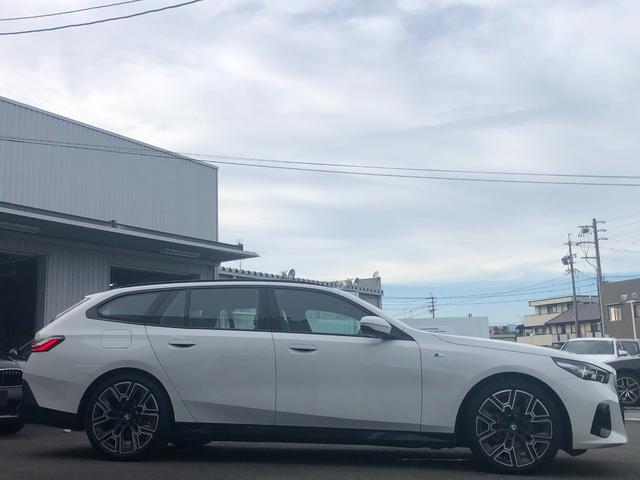５シリーズ ５２３ｄ　ｘＤｒｉｖｅツーリング　Ｍスポーツ　試乗車・２０インチＡＷ・コンフォートＤＰＫＧ　　ＡｐｐｌｅＣａｒＰｌａｙ・アンビエントライト・全方位カメラ・ヘッドＵＰディスプレイ・Ａサスペンション・純正ＴＶ・電動トランク・電動シート・ミラーＥＴＣ（9枚目）