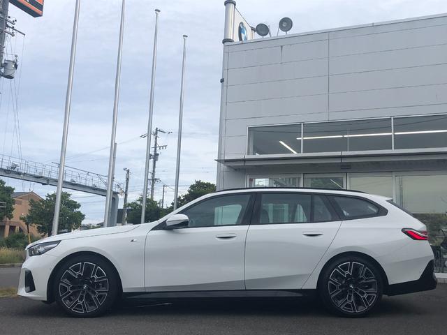 ５シリーズ ５２３ｄ　ｘＤｒｉｖｅツーリング　Ｍスポーツ　試乗車・２０インチＡＷ・コンフォートＤＰＫＧ　　ＡｐｐｌｅＣａｒＰｌａｙ・アンビエントライト・全方位カメラ・ヘッドＵＰディスプレイ・Ａサスペンション・純正ＴＶ・電動トランク・電動シート・ミラーＥＴＣ（10枚目）