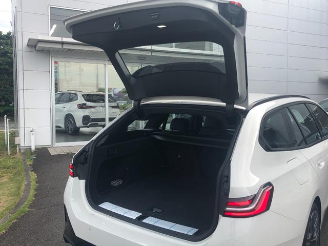 ５シリーズ ５２３ｄ　ｘＤｒｉｖｅツーリング　Ｍスポーツ　試乗車・２０インチＡＷ・コンフォートＤＰＫＧ　　ＡｐｐｌｅＣａｒＰｌａｙ・アンビエントライト・全方位カメラ・ヘッドＵＰディスプレイ・Ａサスペンション・純正ＴＶ・電動トランク・電動シート・ミラーＥＴＣ（14枚目）
