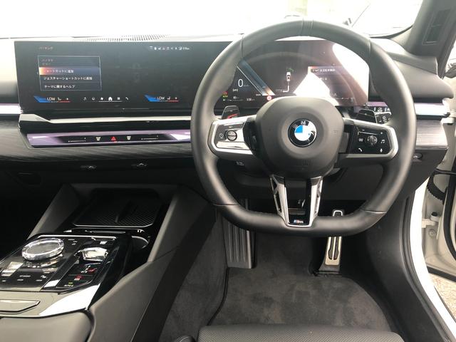 ５シリーズ ５２３ｄ　ｘＤｒｉｖｅツーリング　Ｍスポーツ　試乗車・２０インチＡＷ・コンフォートＤＰＫＧ　　ＡｐｐｌｅＣａｒＰｌａｙ・アンビエントライト・全方位カメラ・ヘッドＵＰディスプレイ・Ａサスペンション・純正ＴＶ・電動トランク・電動シート・ミラーＥＴＣ（28枚目）