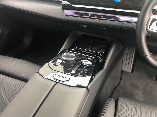 ５シリーズ ５２３ｄ　ｘＤｒｉｖｅツーリング　Ｍスポーツ　試乗車・２０インチＡＷ・コンフォートＤＰＫＧ　　ＡｐｐｌｅＣａｒＰｌａｙ・アンビエントライト・全方位カメラ・ヘッドＵＰディスプレイ・Ａサスペンション・純正ＴＶ・電動トランク・電動シート・ミラーＥＴＣ（31枚目）