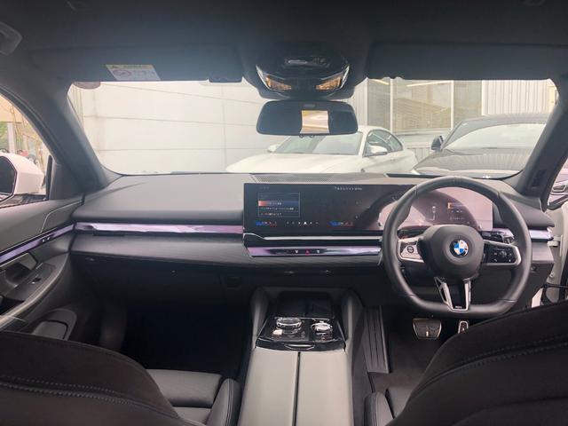 ５シリーズ ５２３ｄ　ｘＤｒｉｖｅツーリング　Ｍスポーツ　試乗車・２０インチＡＷ・コンフォートＤＰＫＧ　　ＡｐｐｌｅＣａｒＰｌａｙ・アンビエントライト・全方位カメラ・ヘッドＵＰディスプレイ・Ａサスペンション・純正ＴＶ・電動トランク・電動シート・ミラーＥＴＣ（32枚目）