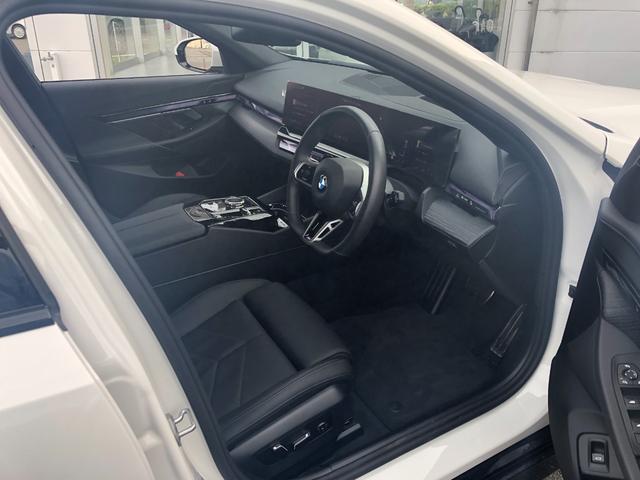 ５シリーズ ５２３ｄ　ｘＤｒｉｖｅツーリング　Ｍスポーツ　試乗車・２０インチＡＷ・コンフォートＤＰＫＧ　　ＡｐｐｌｅＣａｒＰｌａｙ・アンビエントライト・全方位カメラ・ヘッドＵＰディスプレイ・Ａサスペンション・純正ＴＶ・電動トランク・電動シート・ミラーＥＴＣ（33枚目）