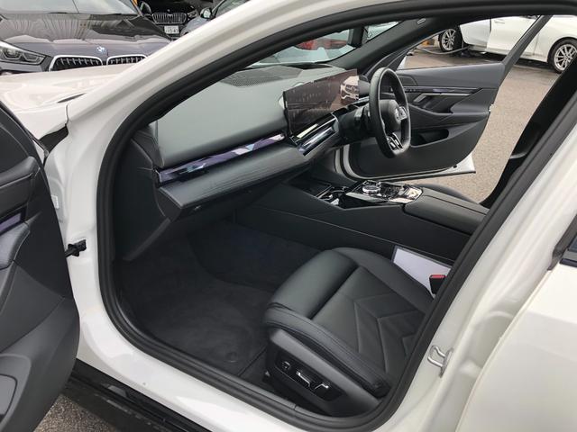 ５シリーズ ５２３ｄ　ｘＤｒｉｖｅツーリング　Ｍスポーツ　試乗車・２０インチＡＷ・コンフォートＤＰＫＧ　　ＡｐｐｌｅＣａｒＰｌａｙ・アンビエントライト・全方位カメラ・ヘッドＵＰディスプレイ・Ａサスペンション・純正ＴＶ・電動トランク・電動シート・ミラーＥＴＣ（35枚目）