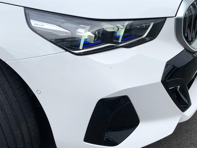 ５シリーズ ５２３ｄ　ｘＤｒｉｖｅツーリング　Ｍスポーツ　試乗車・２０インチＡＷ・コンフォートＤＰＫＧ　　ＡｐｐｌｅＣａｒＰｌａｙ・アンビエントライト・全方位カメラ・ヘッドＵＰディスプレイ・Ａサスペンション・純正ＴＶ・電動トランク・電動シート・ミラーＥＴＣ（69枚目）