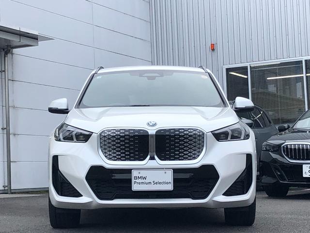 ｉＸ１ ｅＤｒｉｖｅ　２０　Ｍスポーツ　試乗車・テクノロジーＰＫＧ・１８インチＡＷ・ＡＣＣ　ＡｐｐｌｅＣａｒＰｌａｙ・ａｎｄｒｏｉｄオート・アンビエントライト・全方位カメラ・ワイヤレス充電・ＨＵＤ・オートホールド・ミラーＥＴＣ（7枚目）