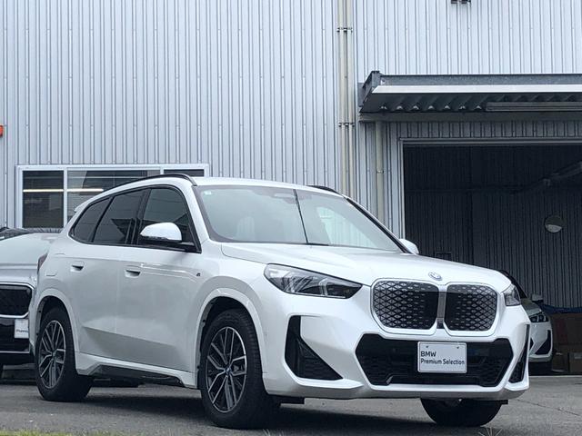 ｉＸ１ ｅＤｒｉｖｅ　２０　Ｍスポーツ　試乗車・テクノロジーＰＫＧ・１８インチＡＷ・ＡＣＣ　ＡｐｐｌｅＣａｒＰｌａｙ・ａｎｄｒｏｉｄオート・アンビエントライト・全方位カメラ・ワイヤレス充電・ＨＵＤ・オートホールド・ミラーＥＴＣ（8枚目）