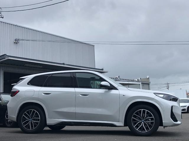 ｉＸ１ ｅＤｒｉｖｅ　２０　Ｍスポーツ　試乗車・テクノロジーＰＫＧ・１８インチＡＷ・ＡＣＣ　ＡｐｐｌｅＣａｒＰｌａｙ・ａｎｄｒｏｉｄオート・アンビエントライト・全方位カメラ・ワイヤレス充電・ＨＵＤ・オートホールド・ミラーＥＴＣ（9枚目）