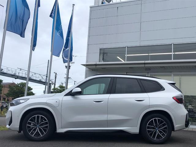 ｉＸ１ ｅＤｒｉｖｅ　２０　Ｍスポーツ　試乗車・テクノロジーＰＫＧ・１８インチＡＷ・ＡＣＣ　ＡｐｐｌｅＣａｒＰｌａｙ・ａｎｄｒｏｉｄオート・アンビエントライト・全方位カメラ・ワイヤレス充電・ＨＵＤ・オートホールド・ミラーＥＴＣ（10枚目）