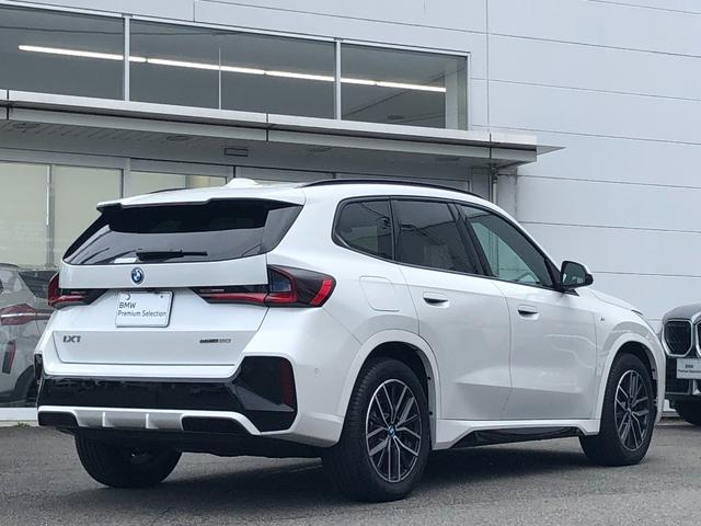 ｉＸ１ ｅＤｒｉｖｅ　２０　Ｍスポーツ　試乗車・テクノロジーＰＫＧ・１８インチＡＷ・ＡＣＣ　ＡｐｐｌｅＣａｒＰｌａｙ・ａｎｄｒｏｉｄオート・アンビエントライト・全方位カメラ・ワイヤレス充電・ＨＵＤ・オートホールド・ミラーＥＴＣ（11枚目）